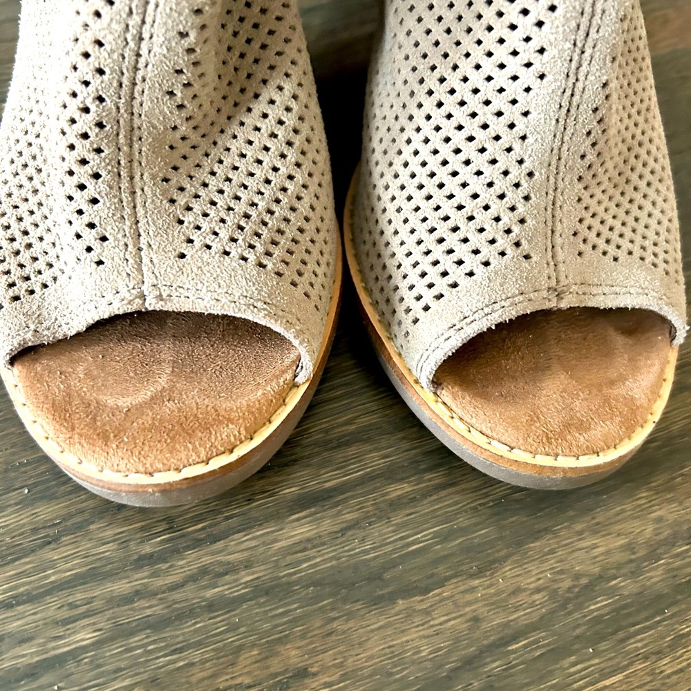 TOMS - Picture 2 of 8